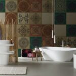 “Soluciones decorativas de autor para revestir paredes y pavimentos de forma artística y personalizada” Inkiostro Bianco, está especializada en diseños y decorados de autor, y Mapei, es líder mundial en la fabricación de colas y adhesivos. De la colaboración de ambas nace este revolucionario sistema para revestir suelos y paredes. No absorbe olores, es lavable con agua y jabón neutro, ignífugo, fácil de colocar y quitar. Lo puedes aplicar directamente sobre el azulejo sin necesidad de arrancarlo, y así tu Cliente podrá visualizar el resultado antes de colocarse. Tambien puedes aplicarlo en zonas de agua como platos ducha, duchas, y piscinas Una gama de decorados pensados para cualquier estancia de una vivienda.