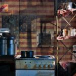 “Soluciones decorativas de autor para revestir paredes y pavimentos de forma artística y personalizada” Inkiostro Bianco, está especializada en diseños y decorados de autor, y Mapei, es líder mundial en la fabricación de colas y adhesivos. De la colaboración de ambas nace este revolucionario sistema para revestir suelos y paredes. No absorbe olores, es lavable con agua y jabón neutro, ignífugo, fácil de colocar y quitar. Lo puedes aplicar directamente sobre el azulejo sin necesidad de arrancarlo, y así tu Cliente podrá visualizar el resultado antes de colocarse. Tambien puedes aplicarlo en zonas de agua como platos ducha, duchas, y piscinas Una gama de decorados pensados para cualquier estancia de una vivienda.