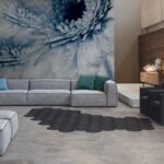 “Soluciones decorativas de autor para revestir paredes y pavimentos de forma artística y personalizada” Inkiostro Bianco, está especializada en diseños y decorados de autor, y Mapei, es líder mundial en la fabricación de colas y adhesivos. De la colaboración de ambas nace este revolucionario sistema para revestir suelos y paredes. No absorbe olores, es lavable con agua y jabón neutro, ignífugo, fácil de colocar y quitar. Lo puedes aplicar directamente sobre el azulejo sin necesidad de arrancarlo, y así tu Cliente podrá visualizar el resultado antes de colocarse. Tambien puedes aplicarlo en zonas de agua como platos ducha, duchas, y piscinas Una gama de decorados pensados para cualquier estancia de una vivienda.