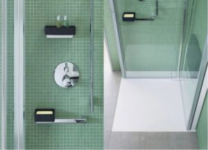 Además de mejorar la experiencia de la ducha en cuanto a confort, son varios los accesorios que puedes incorporar para aportarle al conjunto una relajante coherencia visual. Asideros, bandejas en las que colocar los productos propios de ducha, y bancos, son especialmente útiles, y más en aquellas duchas que precisen de elementos que ayudarán a ducharse, sentarse o agarrarse a quien lo necesite. Y todo ello, creado bajo un prisma de diseño moderno (EOOS) que siempre mejorará la experiencia del conjunto. Así son los accesorios de ducha que propone la firma Duravit