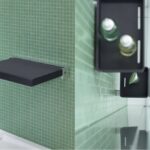 Además de mejorar la experiencia de la ducha en cuanto a confort, son varios los accesorios que puedes incorporar para aportarle al conjunto una relajante coherencia visual. Asideros, bandejas en las que colocar los productos propios de ducha, y bancos, son especialmente útiles, y más en aquellas duchas que precisen de elementos que ayudarán a ducharse, sentarse o agarrarse a quien lo necesite. Y todo ello, creado bajo un prisma de diseño moderno (EOOS) que siempre mejorará la experiencia del conjunto. Así son los accesorios de ducha que propone la firma Duravit