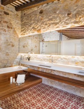 Bano-moderno-casa-Pals-Samaria-55-Emporda-Girona-Cases-Singulars-Tono-Bagno-Barcelona1-1-1020x681